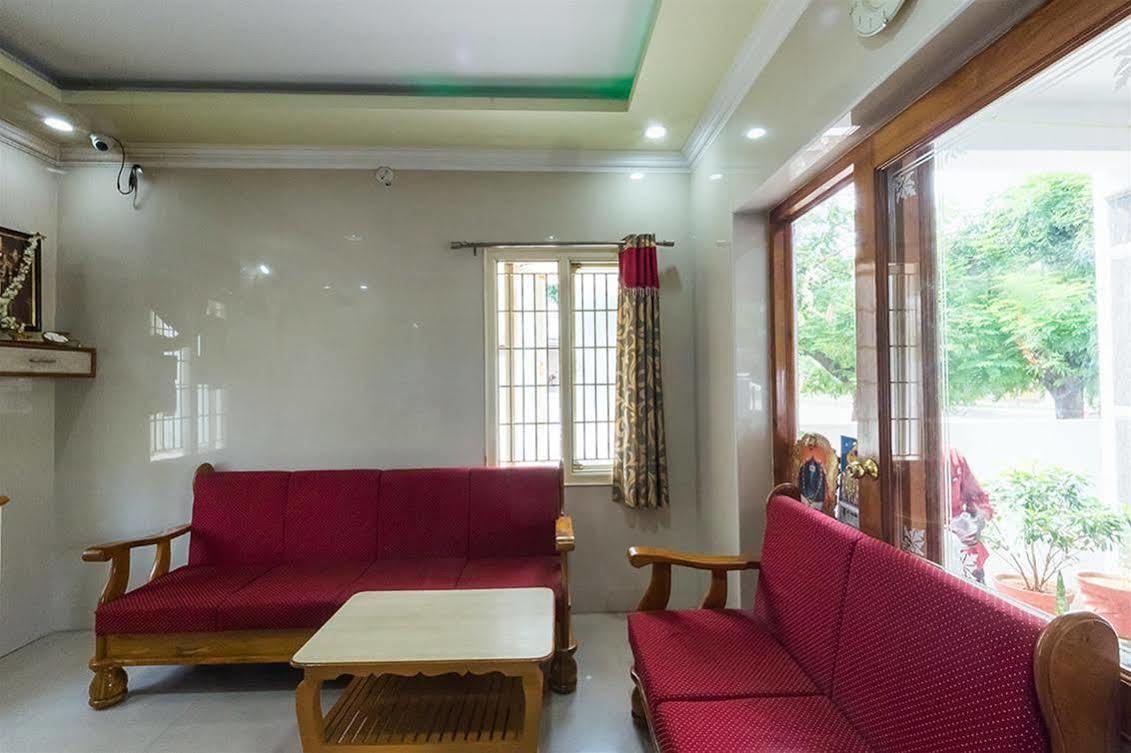 Kvr Deluxe Residency Tirupati Exterior foto